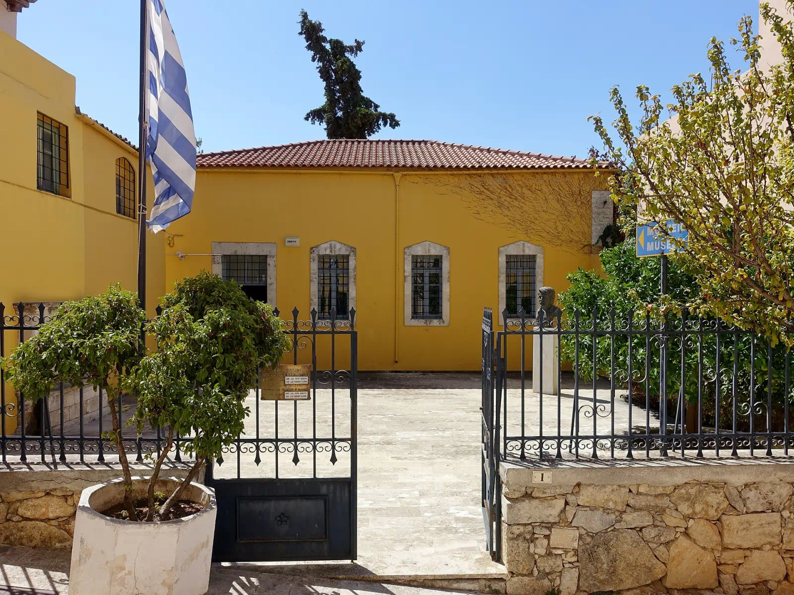 Epano Archanes archaeological museum