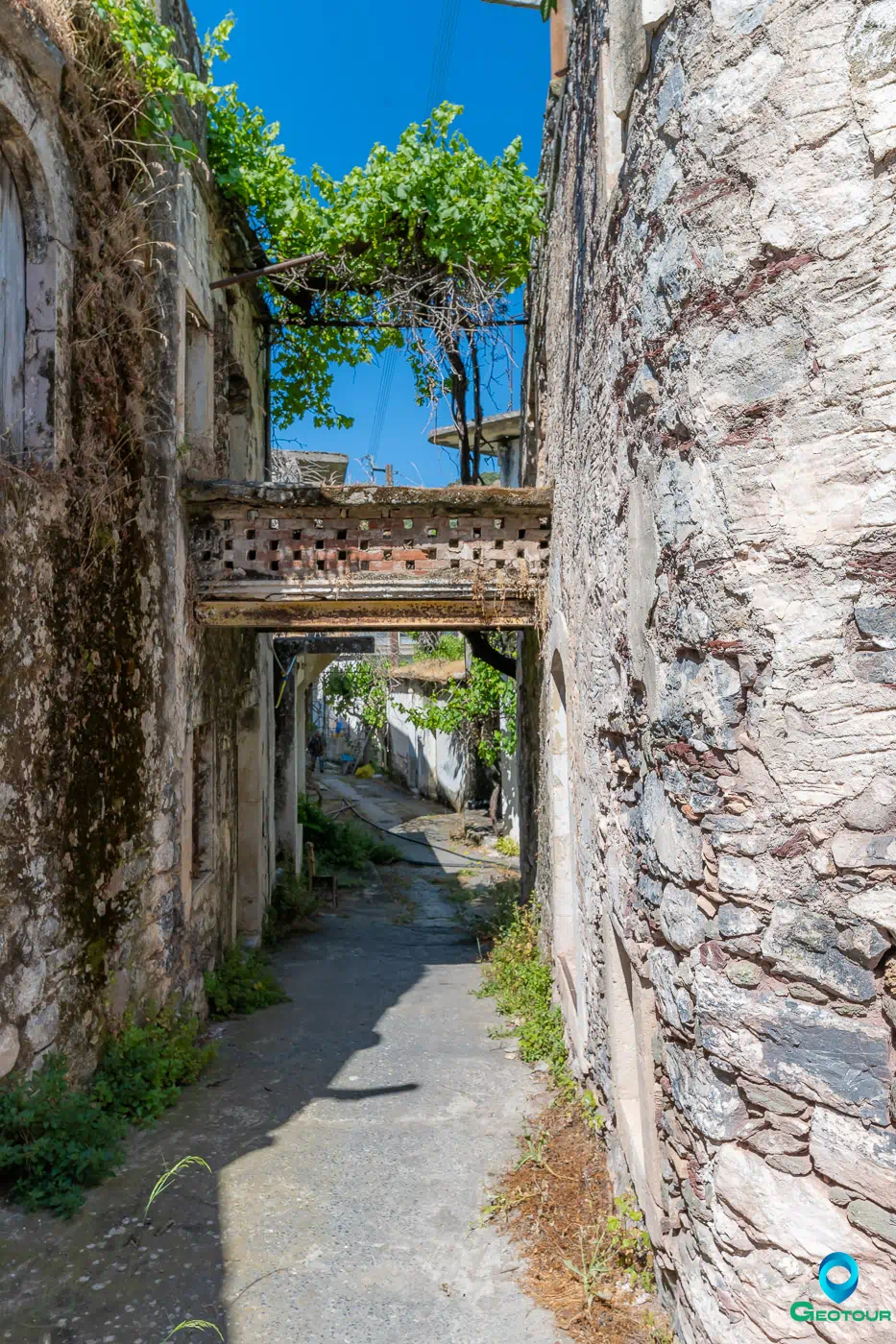 In the narrow alleys of the almost abandoned Kalami settlement near Ano Viannos. In the narrow alleys of the almost abandoned Kalami settlement near Ano Viannos.