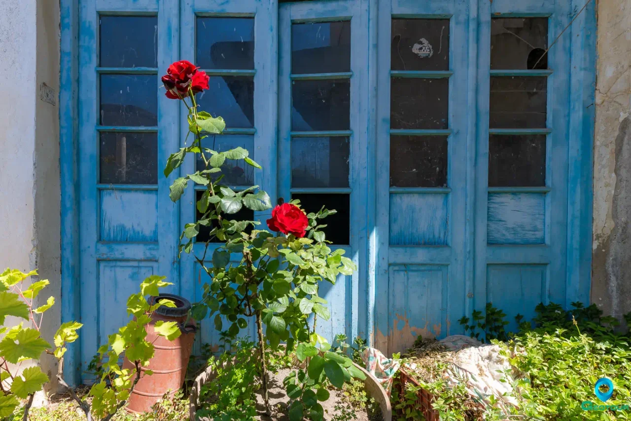 In the narrow alleys of the almost abandoned Kalami settlement near Ano Viannos. In the narrow alleys of the almost abandoned Kalami settlement near Ano Viannos.