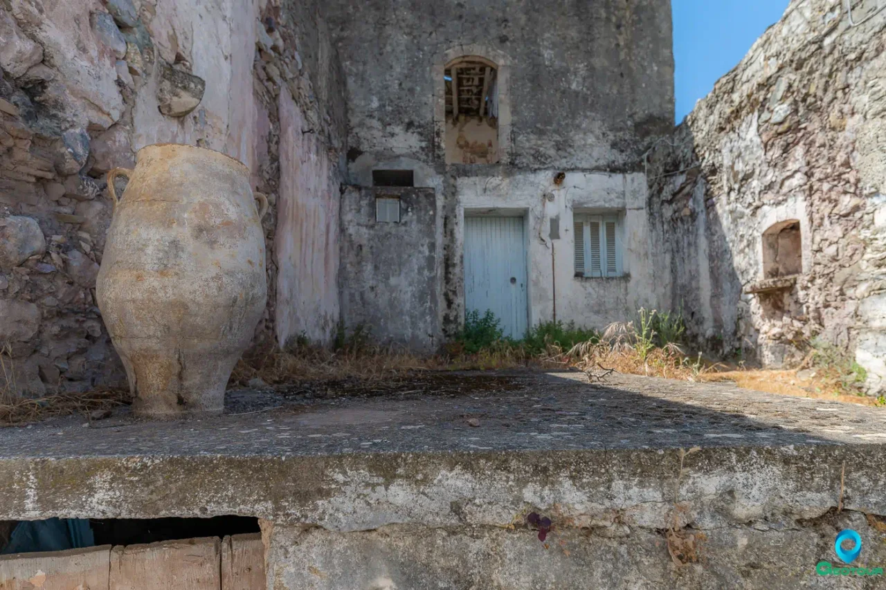 In the narrow alleys of the almost abandoned Kalami settlement near Ano Viannos. In the narrow alleys of the almost abandoned Kalami settlement near Ano Viannos.